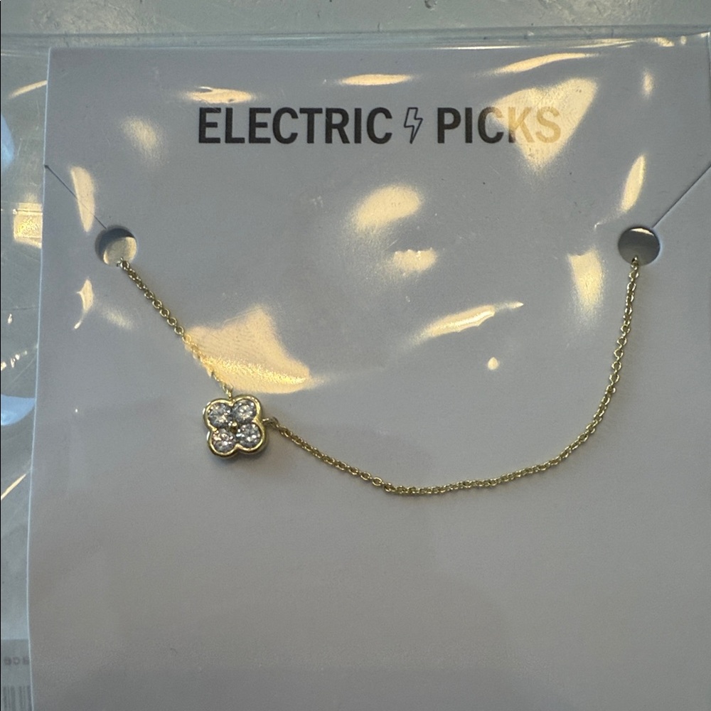 Camilla Gold Necklace with Floral Pendant